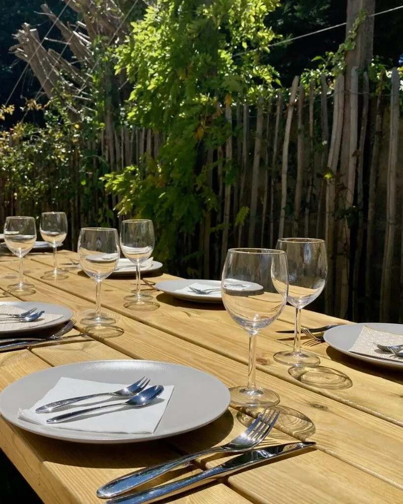 Table dressée en extérieur dans un gîte du Cotentin