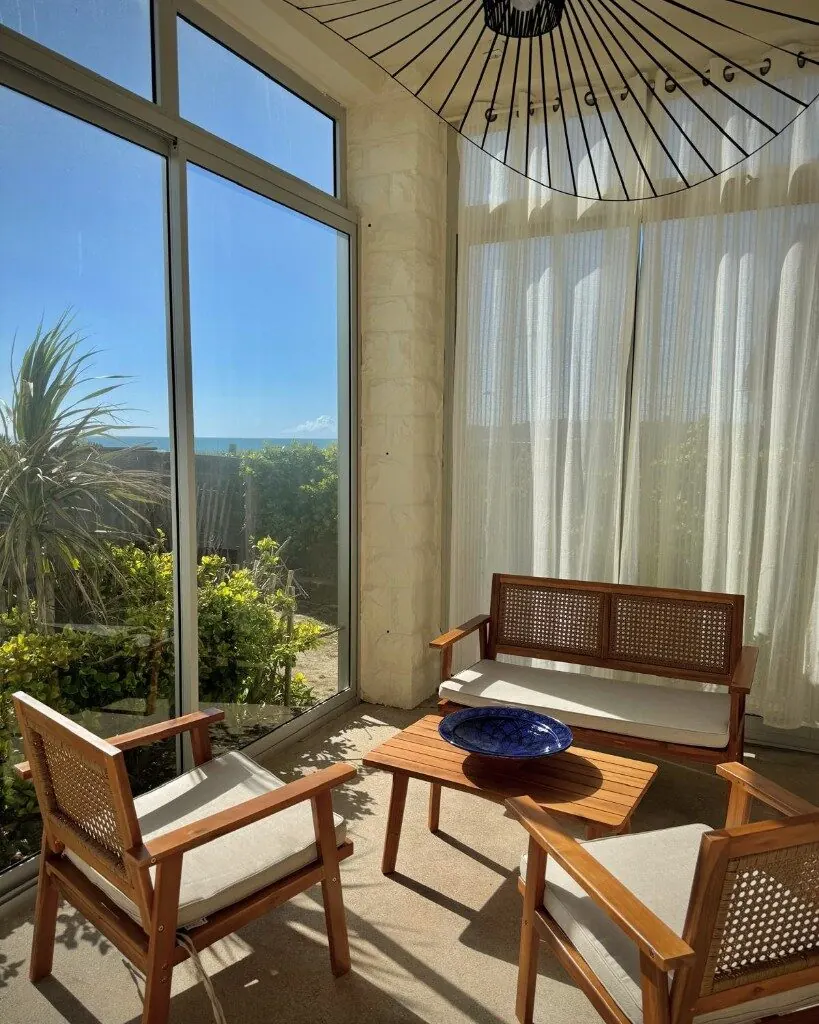 Salon avec vue mer dans une villa du Cotentin